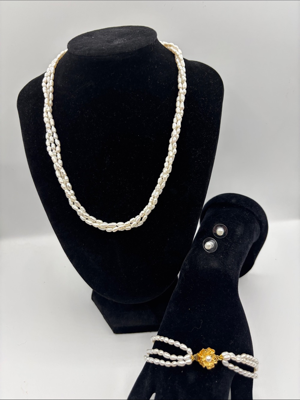 Classic White Rice Pearl Jewelry Set with Goldtone Floral Clasp JP465